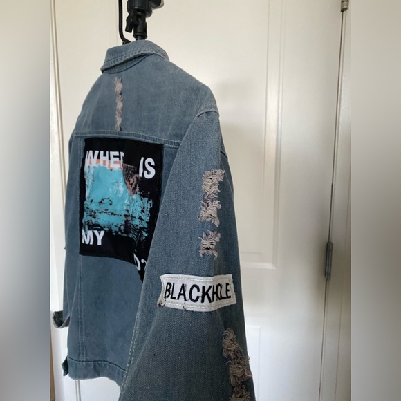Cool denim jacket with patches on them - Picture 4 of 4